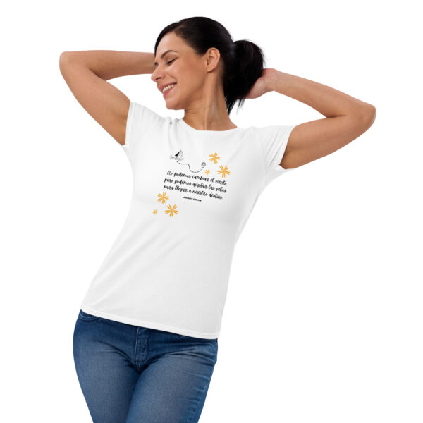 No podemos cambiar el viento, pero podemos ajustar las velas para llegar a nuestro destino _Camiseta ajustada manga corta - Imagen 3