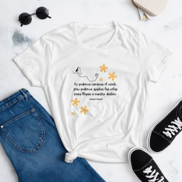 No podemos cambiar el viento, pero podemos ajustar las velas para llegar a nuestro destino _Camiseta ajustada manga corta - Imagen 2